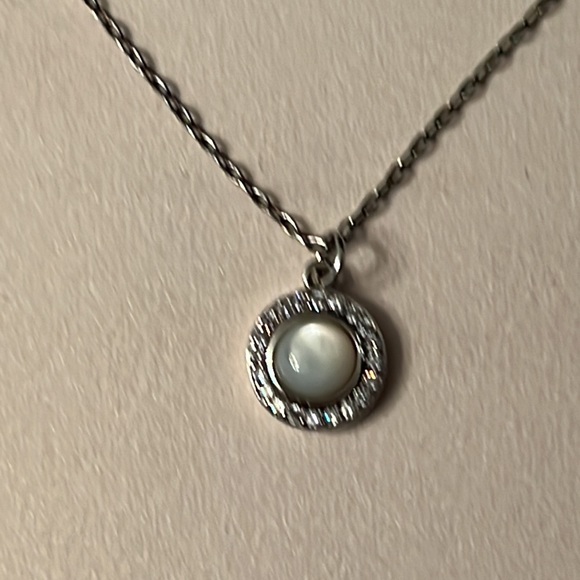 NWT Francesca’s Signature Silver Necklace with Iridescent Stone - Picture 3 of 5